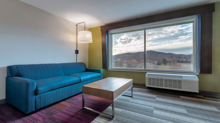 Holiday Inn Express & Suites Marion Suite