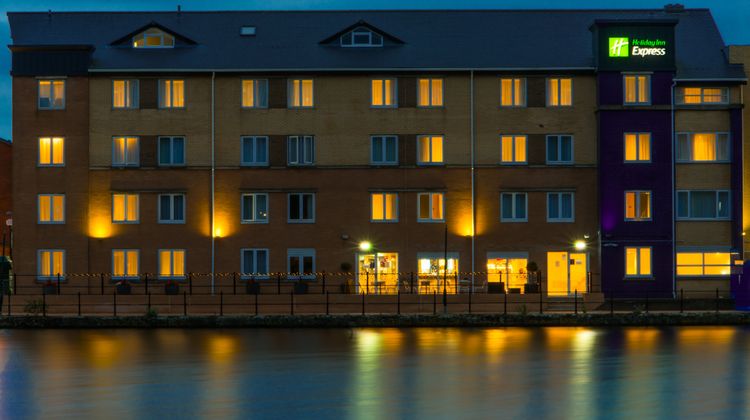 Holiday Inn Express Cardiff Bay Exterior