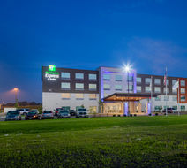 Holiday Inn Express & Suites Bourbonnais Exterior