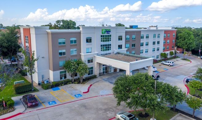 Holiday Inn Express Arlington North Exterior