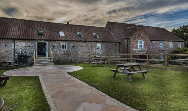 Admiral Rodney Hotel Exterior