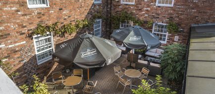 Admiral Rodney Hotel Exterior