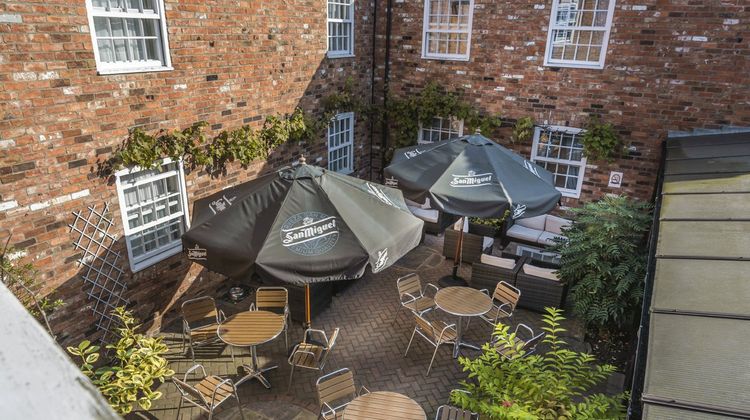 Admiral Rodney Hotel Exterior