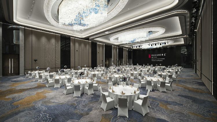 HUALUXE Nanjing Yangtze River Meeting