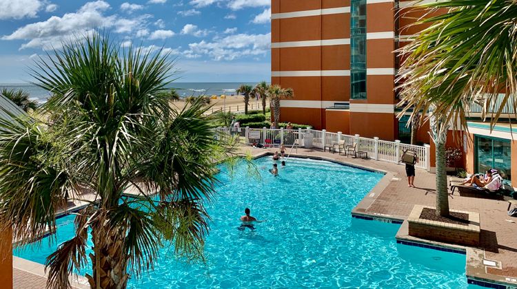 Holiday Inn & Suites North Beach Pool