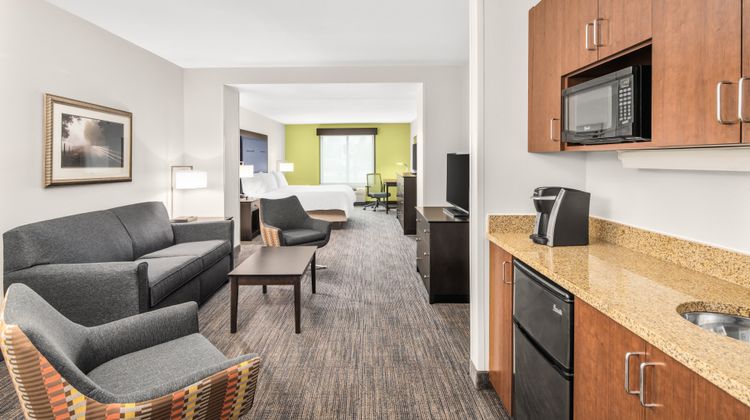 Holiday Inn Express Wilmington-Newark Suite