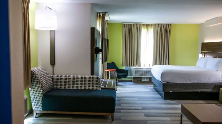 Holiday Inn Express Hotel & Suites Suite
