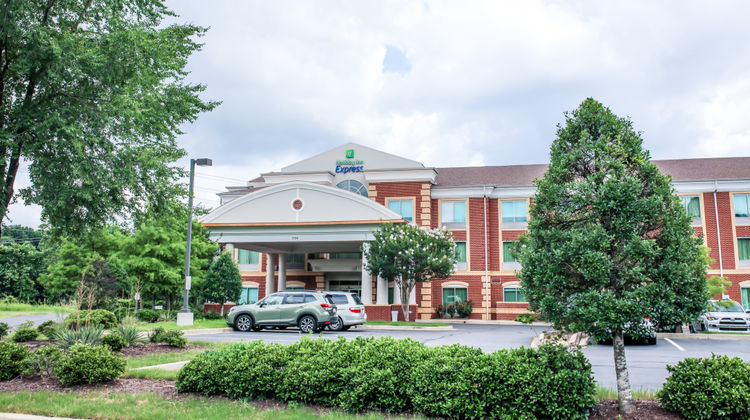 Holiday Inn Express Hotel & Suites Exterior