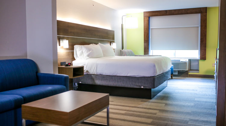 Holiday Inn Express Hotel & Suites Suite