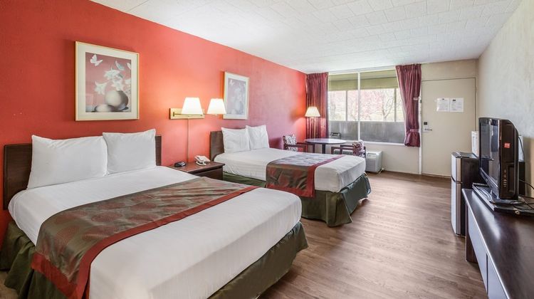 Red Carpet Inn & Suites Room