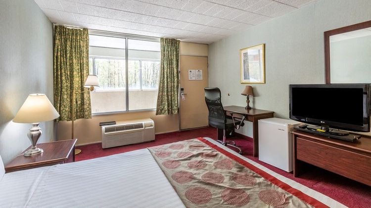 Red Carpet Inn & Suites Room