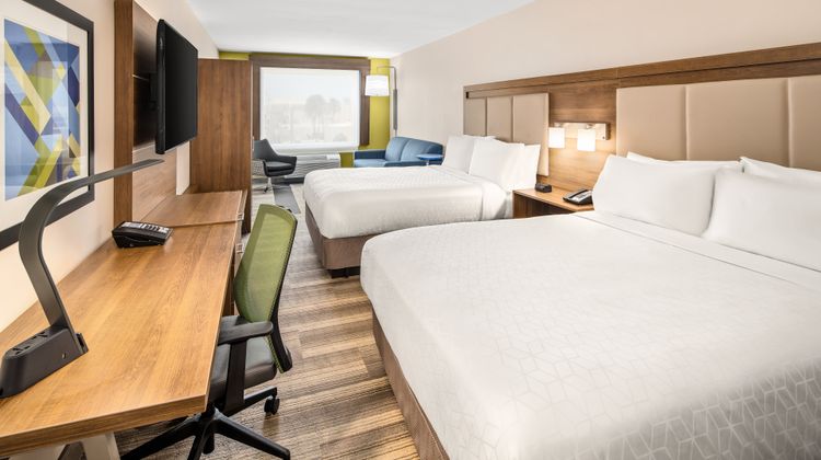 Holiday Inn Express Convention Center Suite