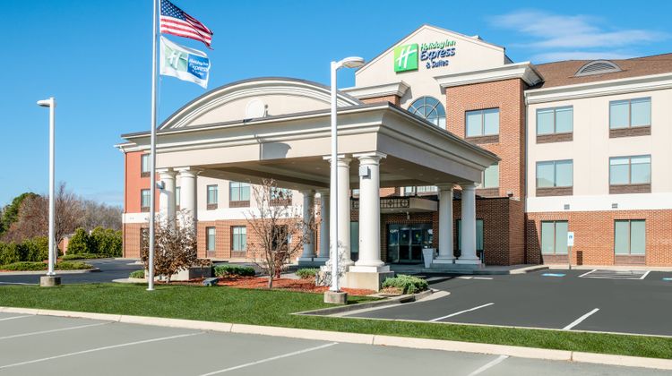 Holiday Inn Express Hotel & Suites Exterior