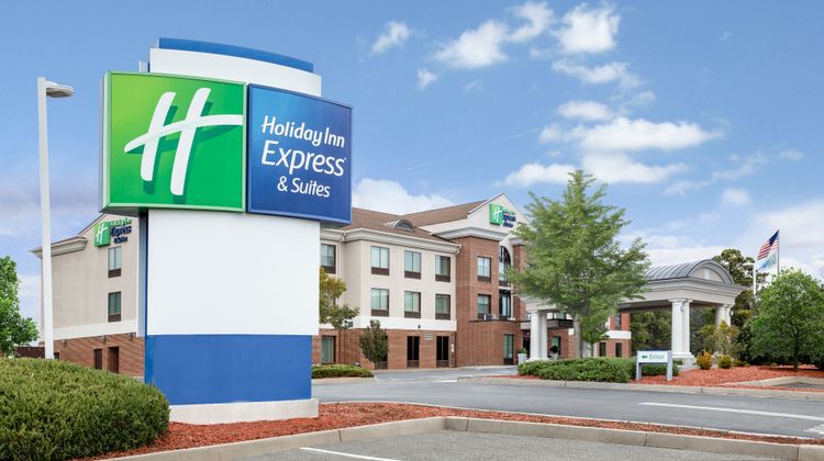 Holiday Inn Express Hotel & Suites Exterior
