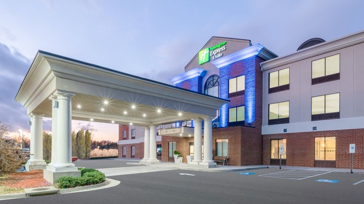 Holiday Inn Express Hotel & Suites Exterior