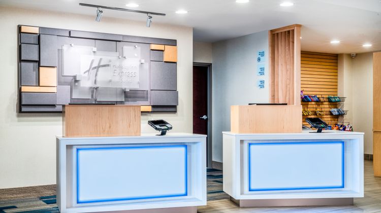 Holiday Inn Express Hotel & Suites Lobby