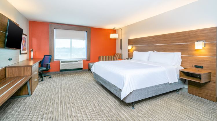 Holiday Inn Express Hotel & Suites Suite