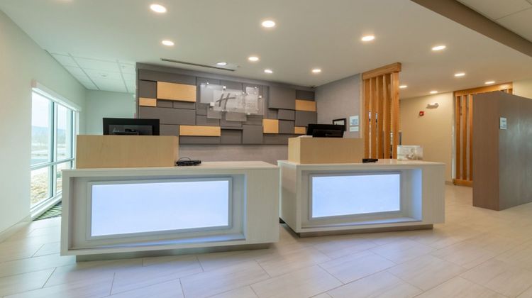 Holiday Inn Express & Suites Marion Lobby