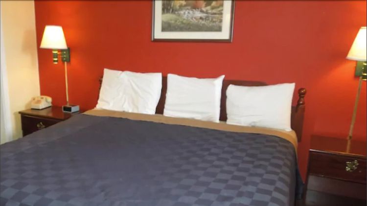 Red Carpet Inn Room