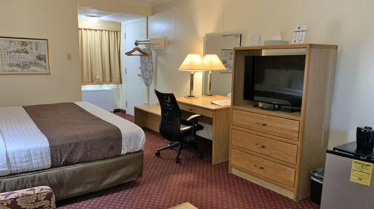Red Carpet Inn & Suites Room