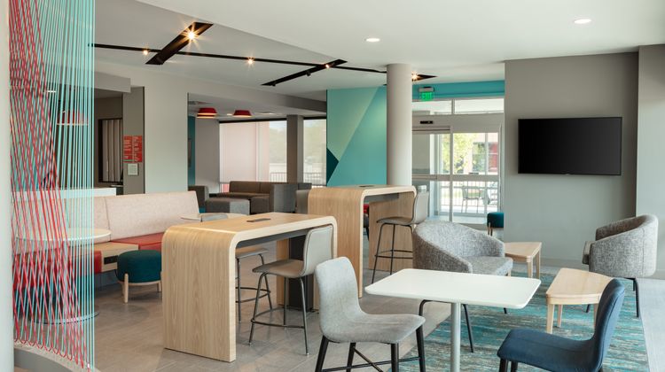 avid hotel Madison-Monona Lobby