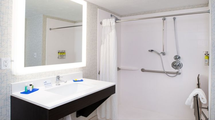 Holiday Inn Express Cincinnati-West Room