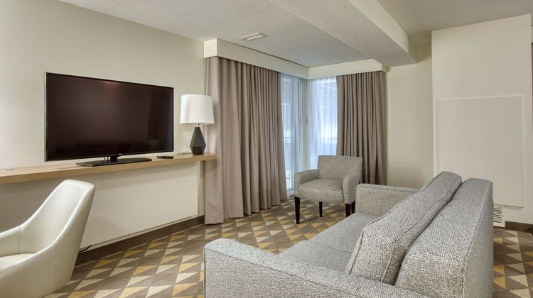 Holiday Inn Hotel & Suites Madison West Suite
