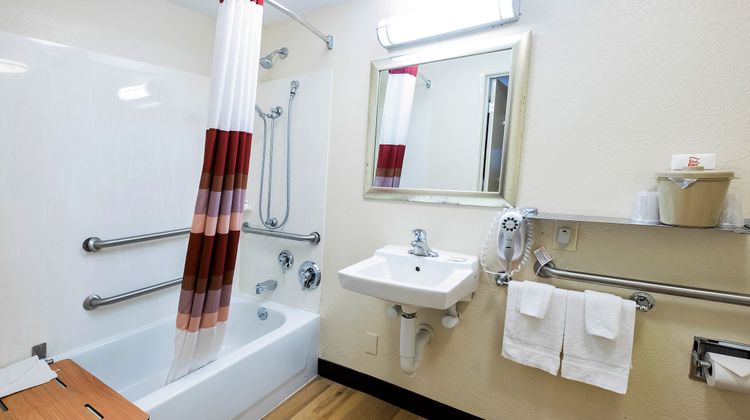 Red Roof Inn St Clairsville - Wheeling W Room