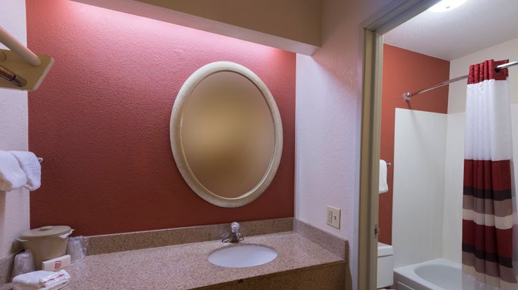 Red Roof Inn St Clairsville - Wheeling W Room