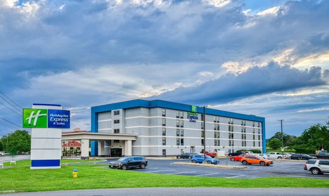Holiday Inn Express Hotel & Suites Exterior