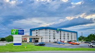Holiday Inn Express Hotel & Suites