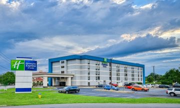 Holiday Inn Express Hotel & Suites