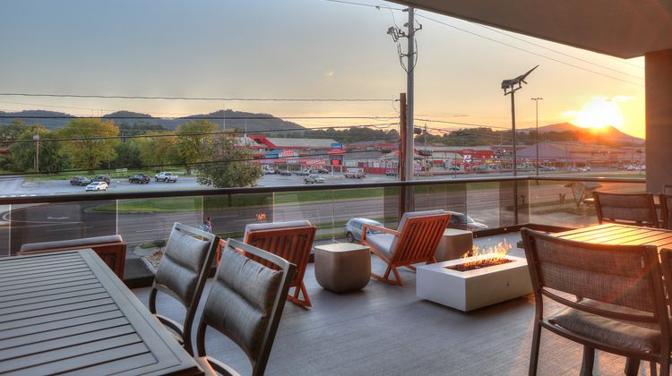 Holiday Inn & Suites Pigeon Forge Lobby