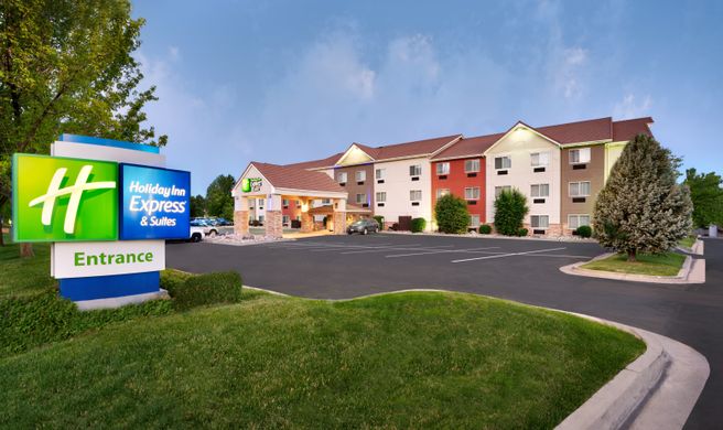Holiday Inn Express Hotel & Suites Exterior
