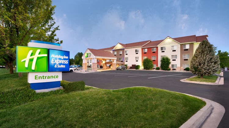 Holiday Inn Express Hotel & Suites Exterior