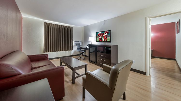 Red Roof Inn & Suites Denton Suite