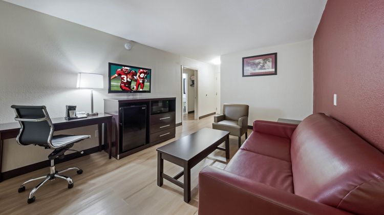 Red Roof Inn & Suites Denton Suite