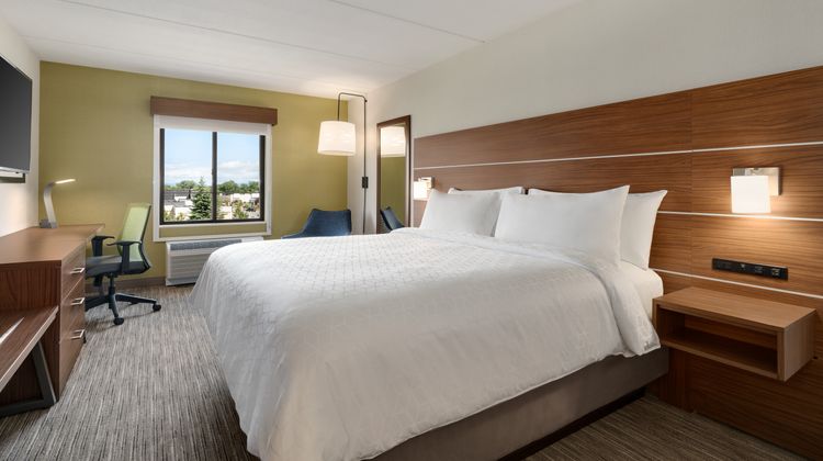 Holiday Inn  Express Plattsburgh Room