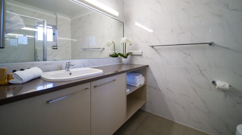 <b>Hamilton's Queanbeyan Motel Room</b>. Images powered by <a href="https://www.leonardoworldwide.com/" title="Leonardo Worldwide" target="_blank">Leonardo</a>.
