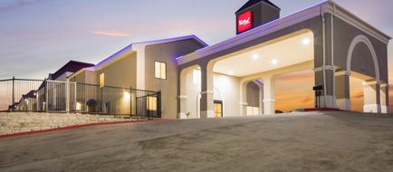Red Roof Inn & Suites Austin East-Manor Exterior
