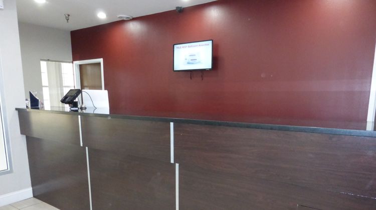 Red Roof Inn Columbia, TN Lobby