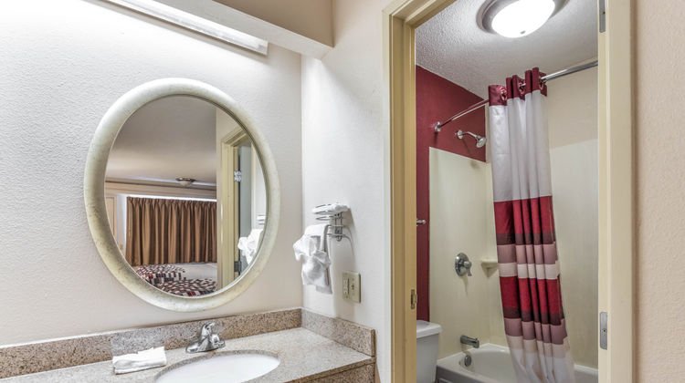 Red Roof Inn Columbia, MO Room