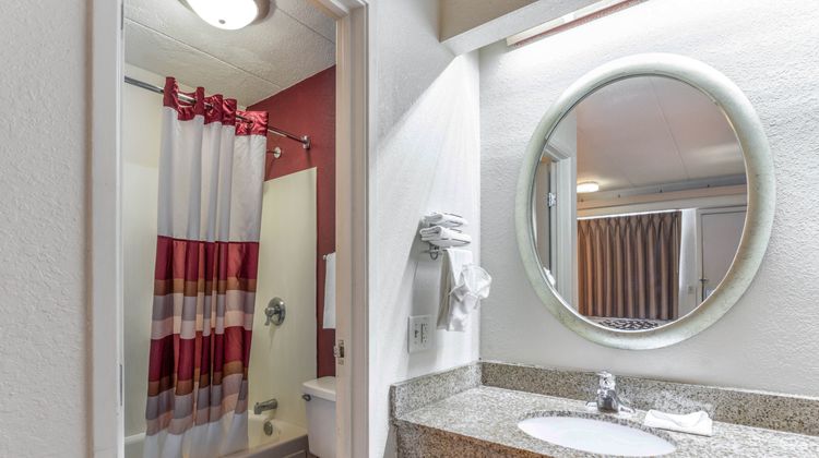 Red Roof Inn Columbia, MO Room