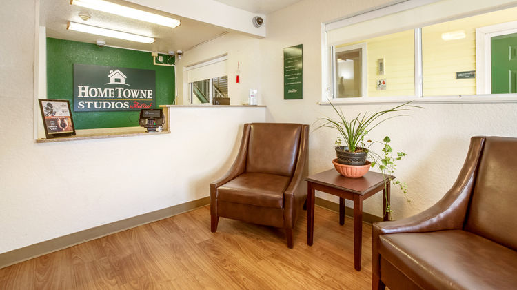 HomeTowne Studios Mt Laurel/Maple Shade Lobby