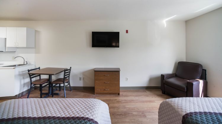 HomeTowne Studios St Louis Airport/ N Room