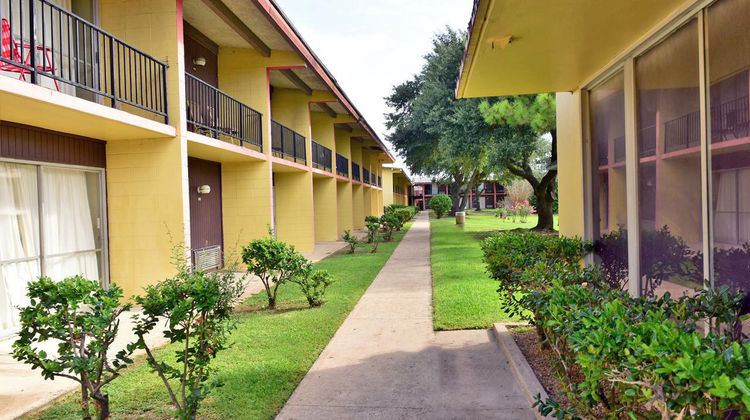 Red Carpet Inn Exterior