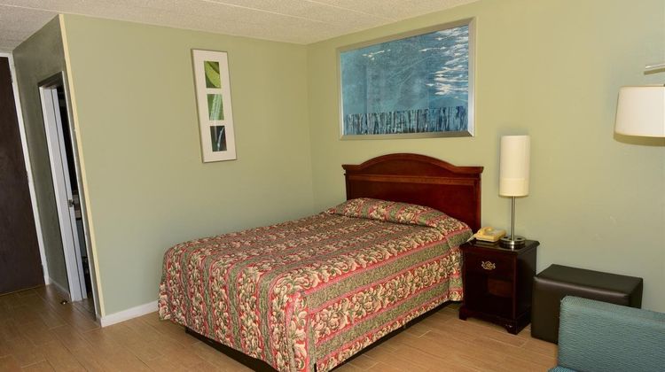 Red Carpet Inn Room