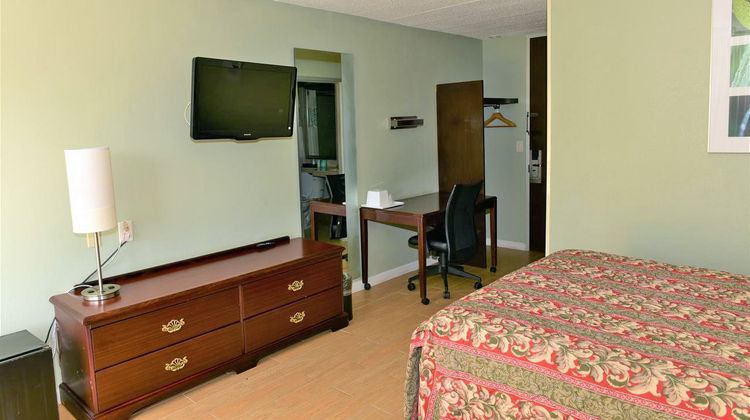 Red Carpet Inn Room
