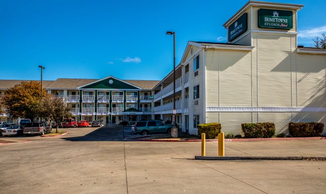 HomeTowne Studios Austin Exterior