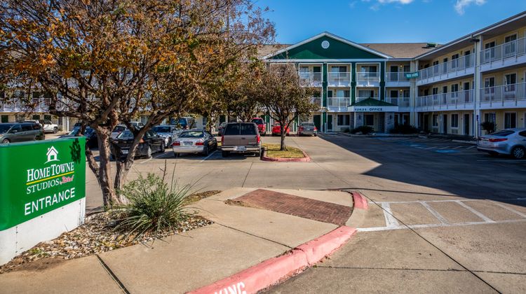 HomeTowne Studios Austin Exterior